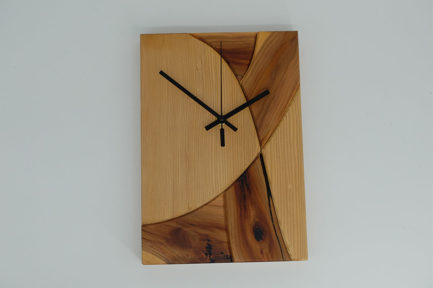Wanduhr aus massivem Holz mit dekorativem Naturmotiv