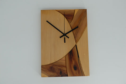 Wanduhr aus massivem Holz mit dekorativem Naturmotiv