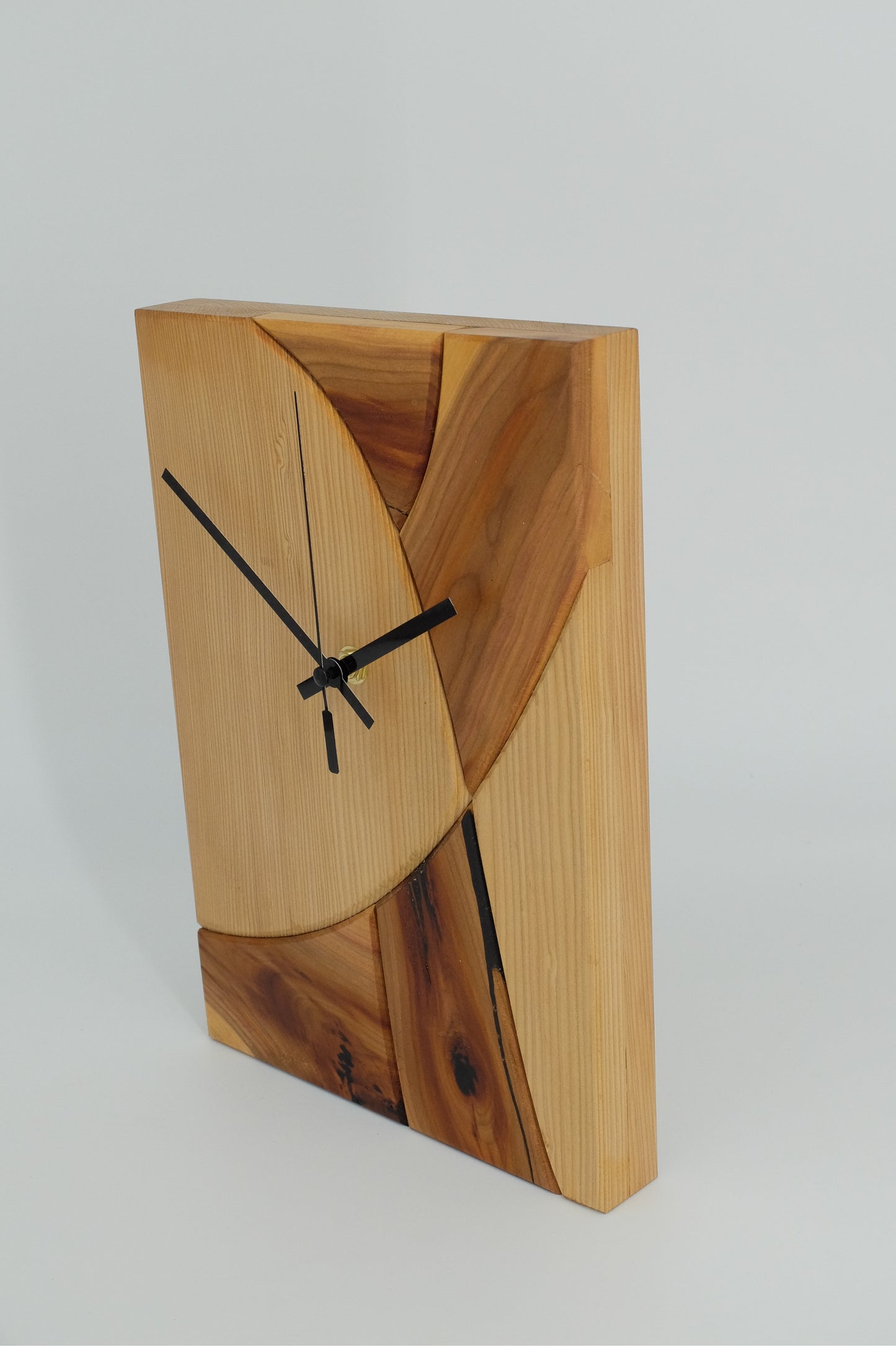 Wanduhr aus massivem Holz mit dekorativem Naturmotiv