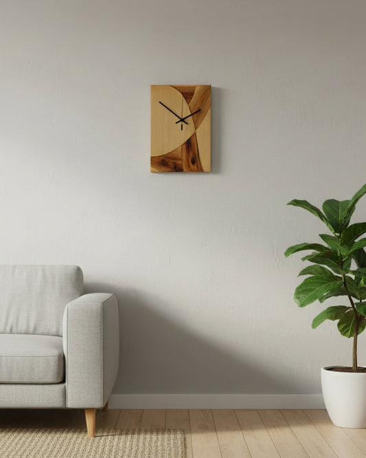 Wanduhr aus massivem Holz mit dekorativem Naturmotiv