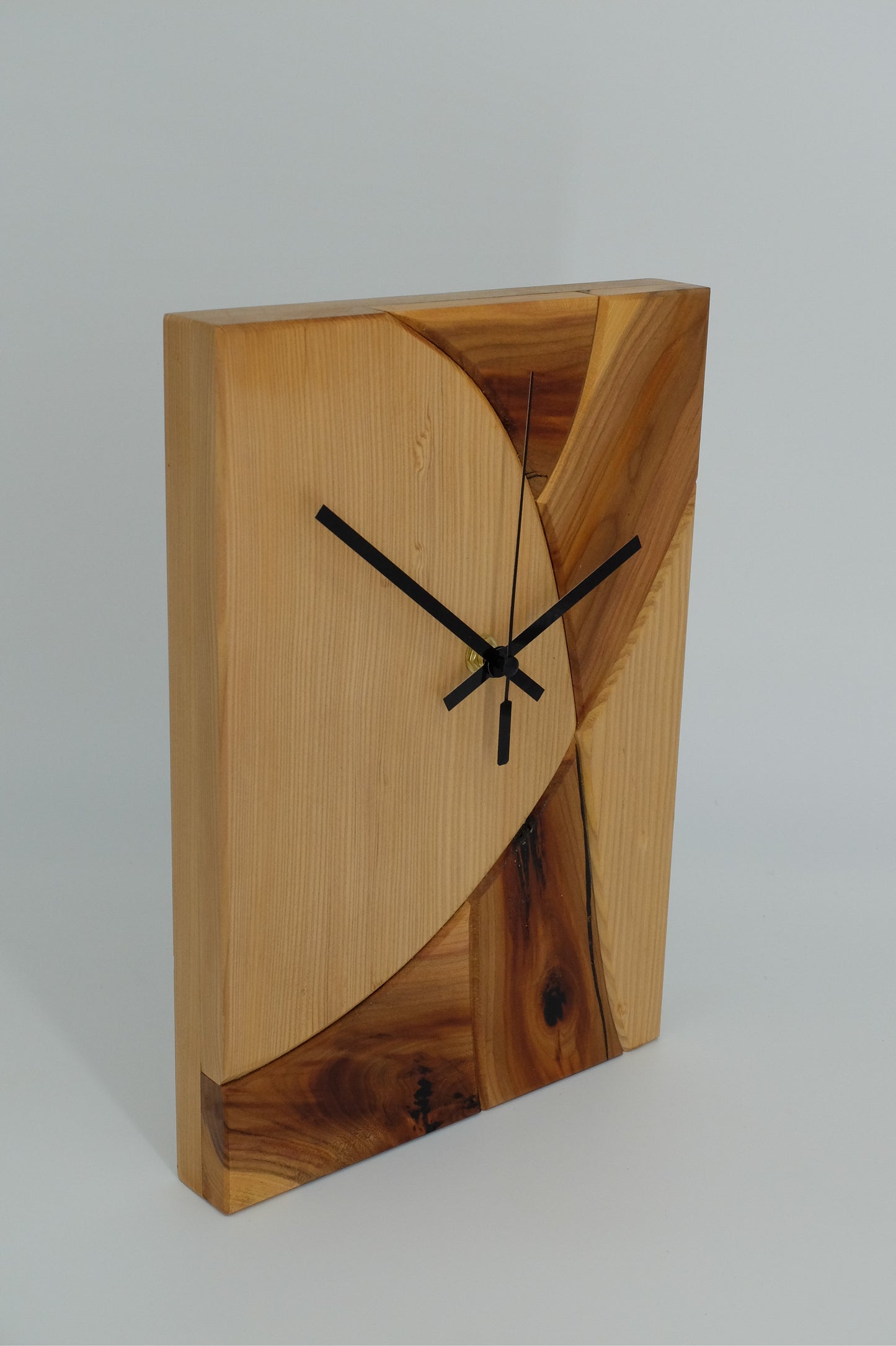 Wanduhr aus massivem Holz mit dekorativem Naturmotiv