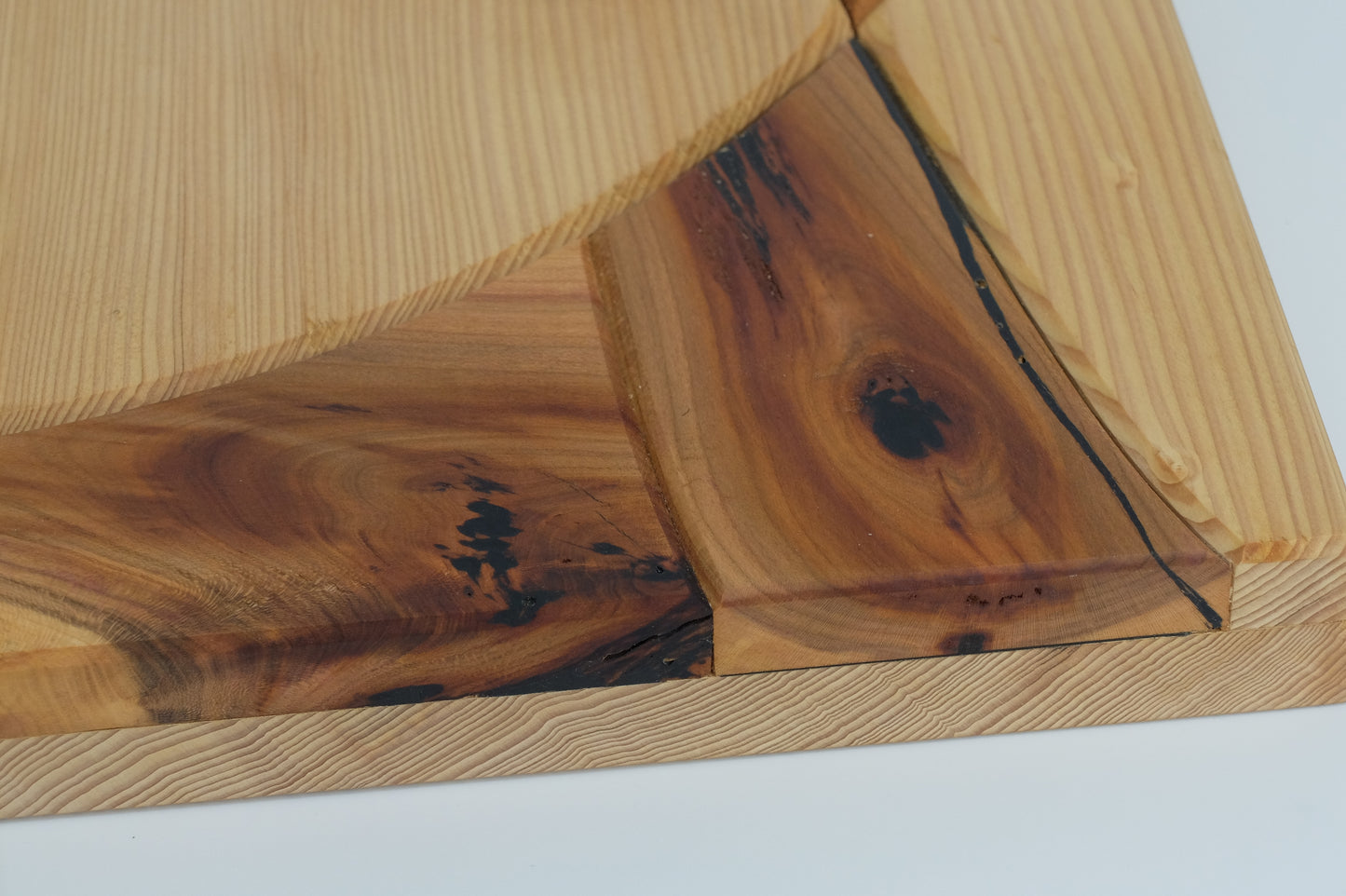 Wanduhr aus massivem Holz mit dekorativem Naturmotiv